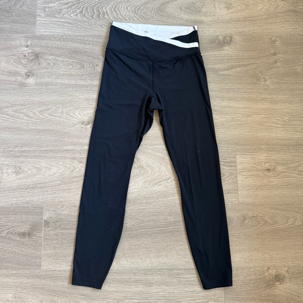 Women's Black Moisture Wicking High-Rise Piped V-Waistband UPF 50+ 7/8 Leggings